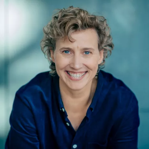 Porträtfoto von Elke Freimuth im Freien.