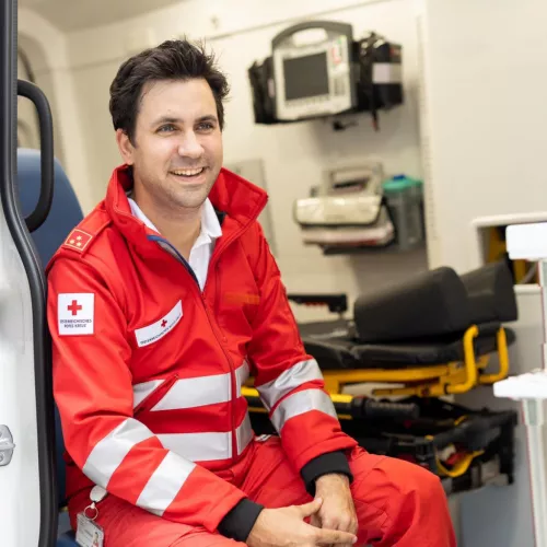 Florian Schodritz sitzend in einem Rettungsfahrzeug des Roten Kreuzes Niederösterreich