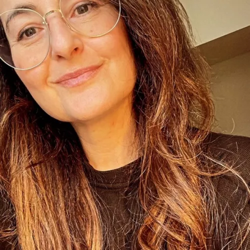 Nika Moro Porträt lange braune Haar mit großer goldener Brille