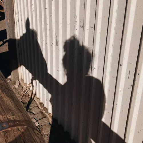foto von einer person im Schatten 