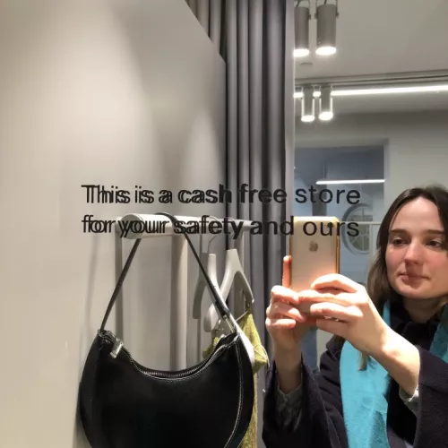 selfie im spiegel mit der aufschrift "this store is cashfree for your safety and ours"