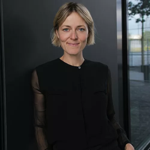 Portraitbild vor Hauswand