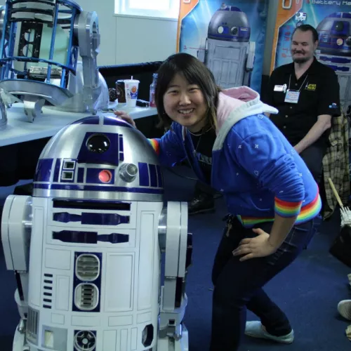Jinger with a R2D2 robot