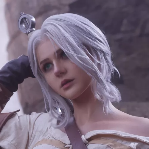 Porträt der Cosplayerin KaddiCosplay in einem Cosplay-Kostüm mit Schwert auf dem Rücken