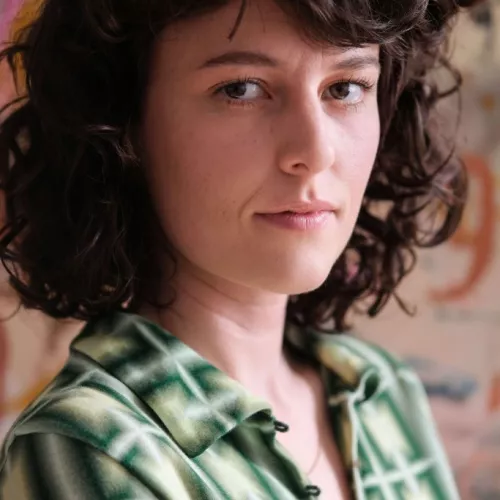 Portrait Katrin Fritsch, brown curly hair