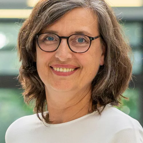 Porträt von Annette Leßmöllmann, Professorin für Wissenschaftskommunikation am KIT