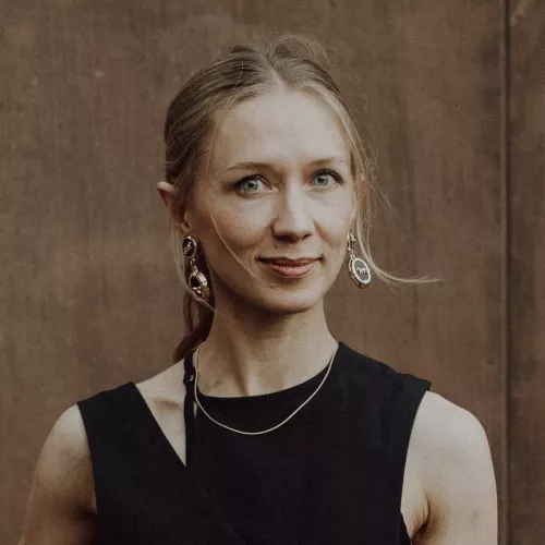 Portrait von Lilli Berger, eine blonde Frau, 33 Jahre alt. Sie entwickelt virtuelle Erinnerungsräume