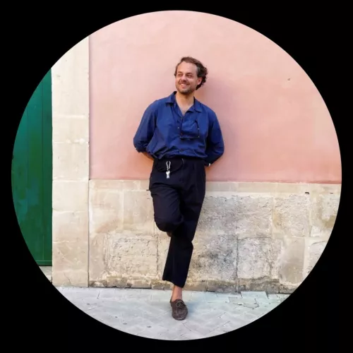 Profilfoto Mann stehend vor Wand