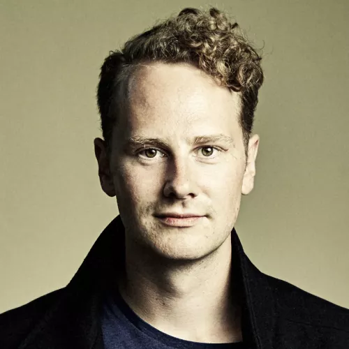 Mads Pankow schaut Sie freundlich an.