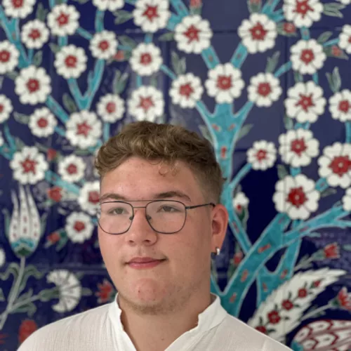Profilbild von Eddie Kabuß mit Mosaik-Hintergrund 