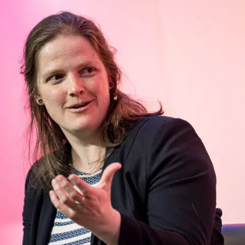 Andrea Nakoinz während einer Podiumsdiskussion