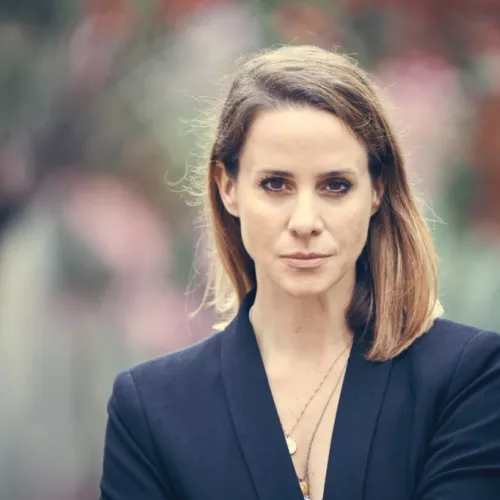 Eine Frau geht mit entschlossenem Blick auf die Kamera zu.