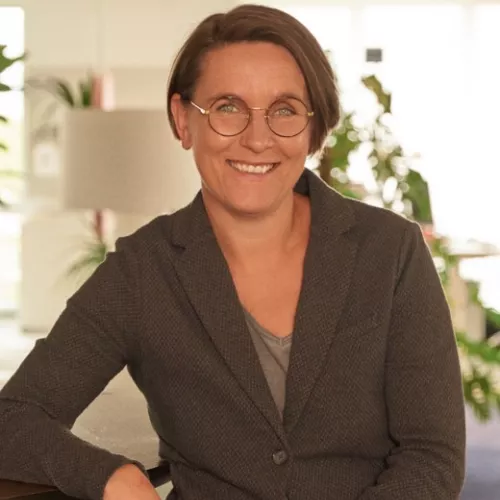 Auf dem Foto ist Christina Marx, Sprecherin der Aktion Mensch e.V. zu sehen. Sie lächelt in die Kamera.