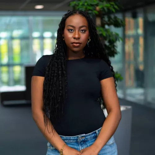 Amira Moustapha ist Journalistin und Host für die Bildungsstätte Anne Frank und für das RTL-Format "Die Parallelklasse"