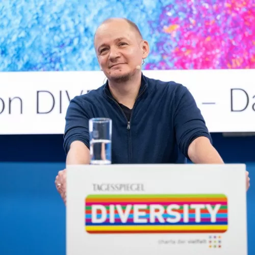 Robert Frischbier am Rednerpult bei der Diversity Konferenz der Charta der Vielfalt