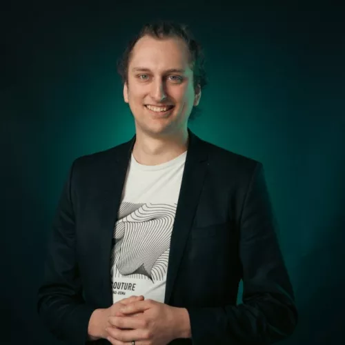Portrait von Robert Bogs, lächelnd und neugierig