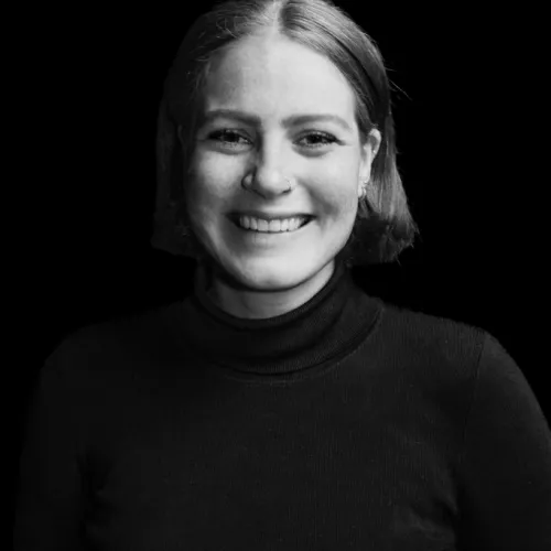 Das Bild zeigt ein Schwarz-Weiß-Foto einer lachenden Frau.