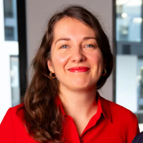 Foto von Charlotte Morré, Frau mit roter Bluse und braunen Haaren
