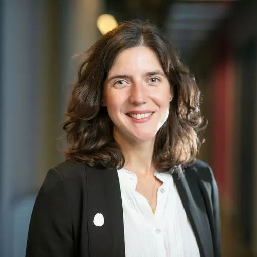 Portraitfoto von Fatma Deniz, Professorin für Sprache und Kommunikation in Biologischen und Künstlichen Systemen an der TU Berlin