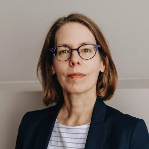 Porträt von Anne Brorhilker im blauen Blazer und hellen T-Shirt