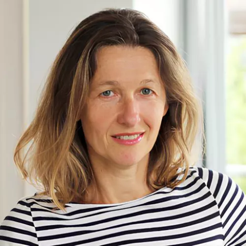 Christine Stumpf mit Streifenshirt