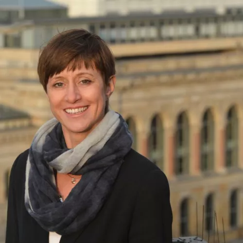 Christine Ahrend vor dem Gebäude der TU Berlin