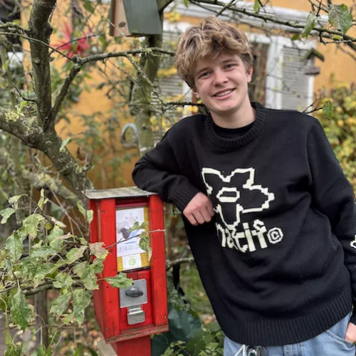 Jonte Mai vor Kaugummiautomat