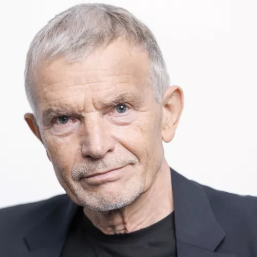 Grauhaariger lächelnder Mann