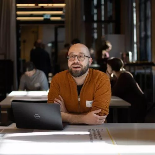 Bild von Mathias Großklaus an einem Tisch