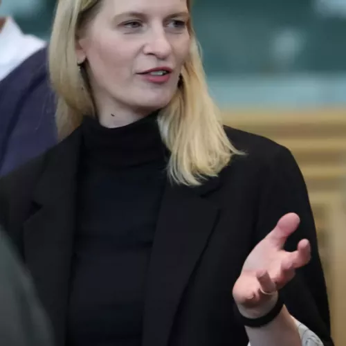 Madeleine Henfling, schwarz gekleidet im Gespräch.