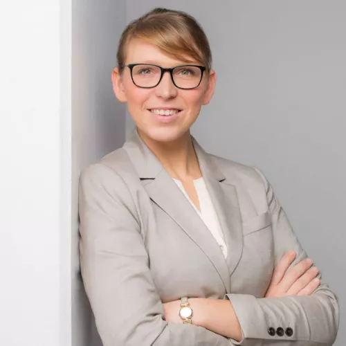 Frau in hellem Blazer